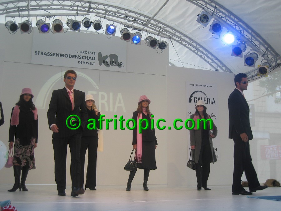 ../Images/Krefeld-Strssenmodenschau-2005 173.jpg